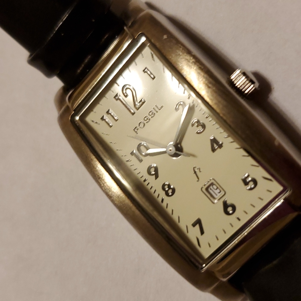 FOSSIL Watch, Silver Finish, Genuine Black Leather Band. Has date calendar.